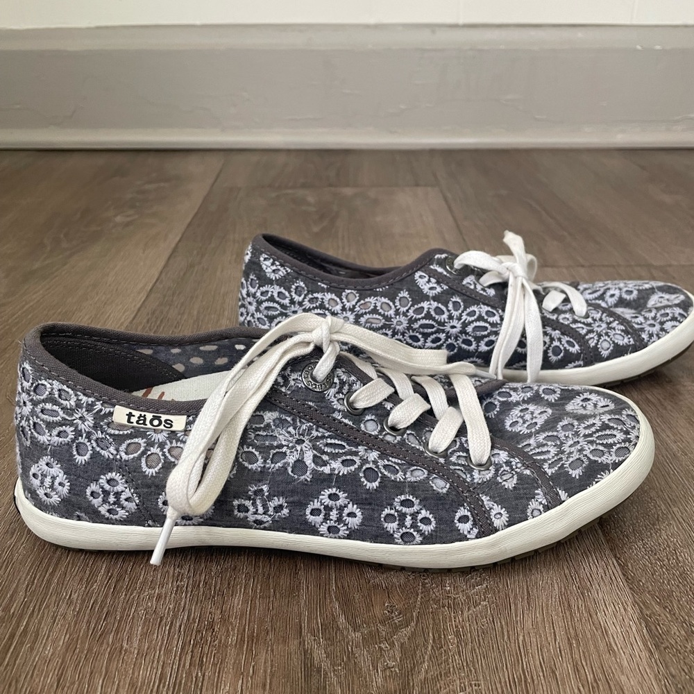 Taos Star Lite Grey Eyelet Shoes Lace Up Comfort Sneakers Embroidered ~ Sz 7 - Picture 3 of 12